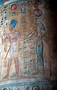 Jumalatar Isis kuningas Tuthmosis III:n kanssa, muinainen egyptiläinen, 1400-luvulla eaa tekijältä Unbekannt