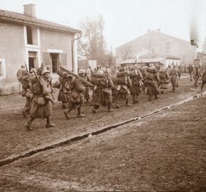 Nousemassa linjaa kohti Verdun, Pohjois-Ranska, c1914-c1918. tekijältä Unbekannt