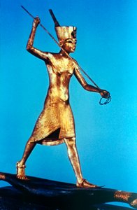 Kuningas Tutankhamonin kultahahmo seisomassa ruokoveneessä ja keihäskala, 1300-luku eKr. tekijältä Unbekannt