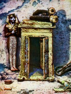 Kultainen pyhäkkö Tutankhamonin haudan etukammiossa, Egypti, 1933-1934 tekijältä Unbekannt