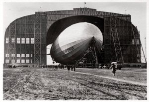 Graf Zeppelin kiinnitetty liikkuvaan ankkurimastoon, Lakehurst, New Jersey, USA, 1930, 1933 tekijältä Unbekannt
