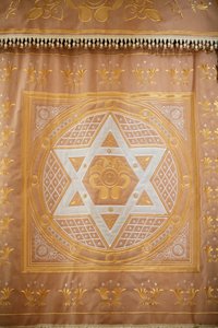 Suuri kuorosynagoga. Synagogan pyhän arkin esirippu Daavidin tähdellä. Pietari Venäjä tekijältä Unbekannt