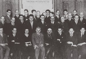 Ryhmäkuva toisen kansainvälisen shakkiturnauksen osallistujista, Moskova 1935, 1935 tekijältä Unbekannt
