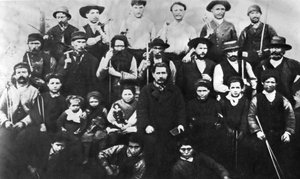 Ryhmä kommuuniin osallistuvia pariisilaisia työläisiä, valokuva. Pariisin kommuuni 1871 tekijältä Unbekannt