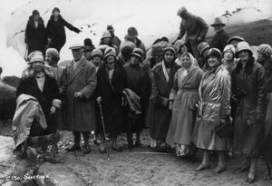 Turistiryhmä vierailee Svartisenissa, Pohjois-Norjassa, 1929 tekijältä Unbekannt