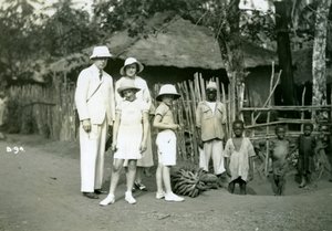 Ryhmämuotokuva eurooppalaisista ja paikallisista, Sierra Leone, 1900-luku tekijältä Unbekannt