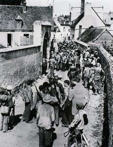 Ranskalaisten vastarintaliikkeen taistelijoiden ryhmät odottavat aseiden jakelua talossa, heinäkuu 1944 (m/v kuva) tekijältä Unbekannt