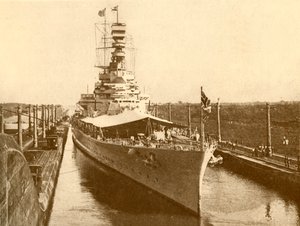 H.M.S. Tunnettu kulkeminen Panaman kanavan läpi Yorkin herttua ja herttuattaren kanssa aluksella, c1930 tekijältä Unbekannt