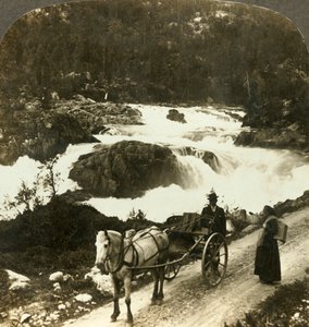 Stokjaerren pysähdys Telemarken-tien varrella vaahtoavan Little Rjukan Fallsin vieressä, Norja, c1905 tekijältä Unbekannt