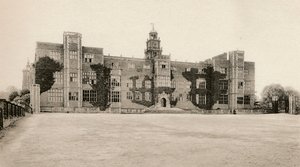 Hatfield House - North Front, 1500-luku, 1904 tekijältä Unbekannt