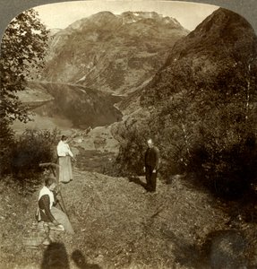 Heinää vuoristohyllyllä korkealla Marokin kylän ja peilikirkkaan Geirangerfjordin yläpuolella, Norja, c1905 tekijältä Unbekannt