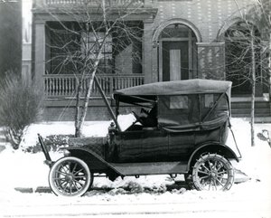 Hermann von Schrenk vuonna 1916 Fordissa talonsa edessä osoitteessa 4139 McPherson, St.Louis, Mo tekijältä Unbekannt
