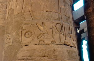 Hieroglyfit veistetty pylvääseen Karnakin temppelissä Egyptissä, 1300-1300-luvulla eKr. tekijältä Unbekannt