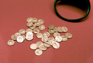Englannista löydetty aarre roomalaisia kultakolikoita tekijältä Unbekannt