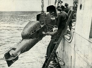Chariotin miehitetyn torpedon nostaminen laivaan, toinen maailmansota, 1945. tekijältä Unbekannt