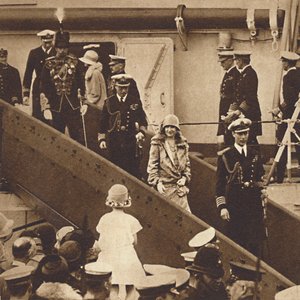 Taas kotiin - herttua ja herttuatar laskeutuvat Portsmouthiin 27. kesäkuuta 1927, 1937 tekijältä Unbekannt