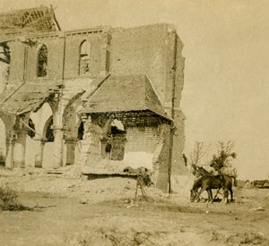 Hevoset laiduntavat lähellä rauniokirkkoa, Frise, Pohjois-Ranska, c1914-c1918 tekijältä Unbekannt