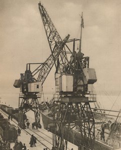 Valtavat ajoneuvonosturit Tilburyssa Heiluttavat lastia aluksen ruumasta, c1935. tekijältä Unbekannt