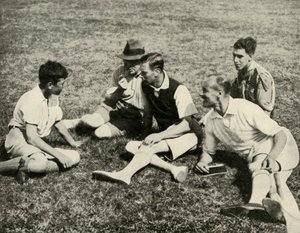 Leirissä Southwoldissa, Suffolkissa: Ystävällinen keskustelu, 1937. tekijältä Unbekannt