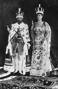 Keväällä 1910 kuningas Edward VII kuoli, maaliskuussa 1911 kuningas Yrjö V kruunattiin, 1911, 1945 tekijältä Unbekannt