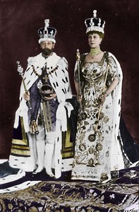 Keväällä 1910 kuningas Edward VII kuoli, maaliskuussa 1911 kuningas Yrjö V kruunattiin, 1911, 1945 tekijältä Unbekannt