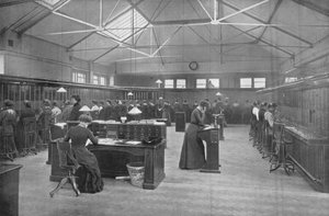 Postitoimiston keskuspuhelinkeskuksessa, City of London, c1903 1903 tekijältä Unbekannt