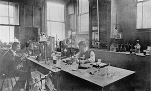 Teollinen laboratorio Thomas Firth & Sons Norfolk Worksissa, Sheffield, c1900 tekijältä Unbekannt