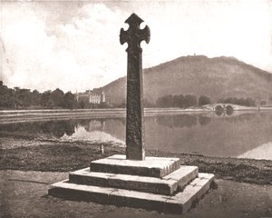 Inverarayn linna ja kelttiristi, Argyll, Skotlanti, 1894. tekijältä Unbekannt