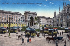 Italia, Milano: raitiovaunut Piazza del Duomo -aukiolla ja Riemukaarella gallerian Victor Emmanuel (Victor-Emmanuel) välillä (Galleria Vittorio Emanuele) - Postikortti 1800- ja 1900-luvun lopulla tekijältä Unbekannt