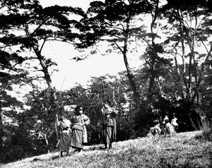 Japanilaiset lapset leikkivät jousilla, Korea, 1900 tekijältä Unbekannt