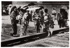 Japanilaisia naisia Zeppelin-hangaarissa, Kasumigaura, Japani, 1929 1933 tekijältä Unbekannt