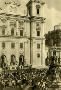 Kaikki esiintyivät Salzburgin katedraalin edessä, Salzburg, Itävalta, 1935. tekijältä Unbekannt