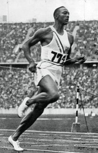 Jesse Owens 100 metrin päässä Berliinin olympialaisissa 1936 tekijältä Unbekannt