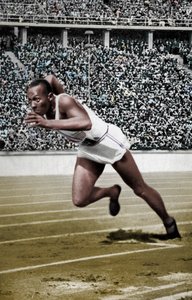 Jesse Owens 200 metrin lähdössä Berliinin olympialaisissa 1936 tekijältä Unbekannt