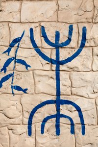 Juutalaiset symbolit talon seinällä, Hara Kebira, Tunisia tekijältä Unbekannt