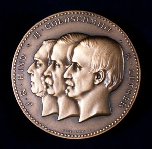 John Russell Hind, Hermann Goldschmidt ja Robert Luther, tähtitieteilijät, 1900 tekijältä Unbekannt