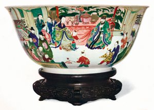Kangxi Period Famille Verte kulho, jossa on kohtaus keisarillisesta hovista, kiina, c1705 tekijältä Unbekannt