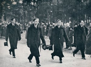 Kuningas Edward VIII ja hänen kolme veljeään seuraavat asevaunuja, 1936 tekijältä Unbekannt