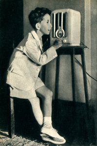 Irakin kuningas Faisal kuuntelee BBC:n syntymäpäiväänsä valmistamaa lähetystä vuonna 1942. tekijältä Unbekannt