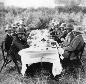 Kuningas Yrjö V 1865-1936 lounaalla tiikerinmetsästyksen jälkeen Nepalissa, 1911 1936 tekijältä Unbekannt