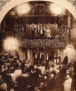Kuningas Yrjö V ja kuningatar Mary Royal Command Variety -esityksessä, 1920- tai 1930-luku 1935 tekijältä Unbekannt