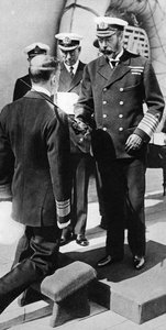 King George V ritarit vara-amiraali Pakenhamin HMS Princess Royal -laivalla, 1930-luku tekijältä Unbekannt