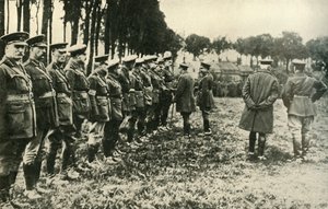 Kuningas Yrjö V vierailee liittoutuneiden joukkojen luona rintamalla, ensimmäinen maailmansota, 1915, c1920. tekijältä Unbekannt