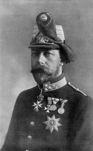 Kuningas Yrjö Viides, Itävallan univormussa, 1910 tekijältä Unbekannt