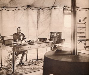 Kuningas George lemmikkipapukaijansa kanssa, 1936. tekijältä Unbekannt