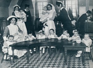 Kingsway Hall päiväkoti lapsille, joiden isät ovat sodassa ja äitejä, jotka työskentelevät, 1914 tekijältä Unbekannt