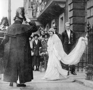 Lady Elizabeth Bowes-Lyon matkalla naimisiin Westminster Abbeyssa, 26. huhtikuuta 1923, 1937 tekijältä Unbekannt