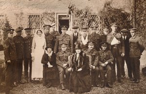 Lady Elizabeth Strathmoren kreivitärten ja toipuvien haavoittuneiden sotilaiden kanssa, 1916 tekijältä Unbekannt