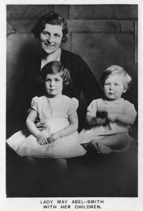 Lady May Abel-Smith lastensa kanssa, 1937 tekijältä Unbekannt