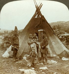 Lapin perhe ja rekikoira - kesäkodin ulkopuolella - rinteessä Norjassa, 1905. tekijältä Unbekannt